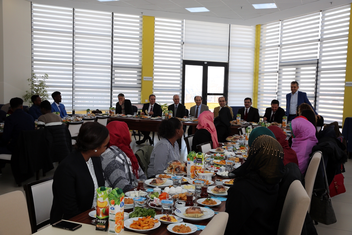YÖK Yürütme Kurulu Üyesi Prof. Dr. Rahmi Er Cibutili Öğrencilerle Kahvaltıda Buluştu