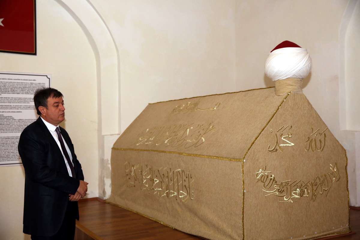 Rektörümüz Prof. Dr. Hasan Ayrancı Emir Karatekin Türbesini Ziyaret Etti