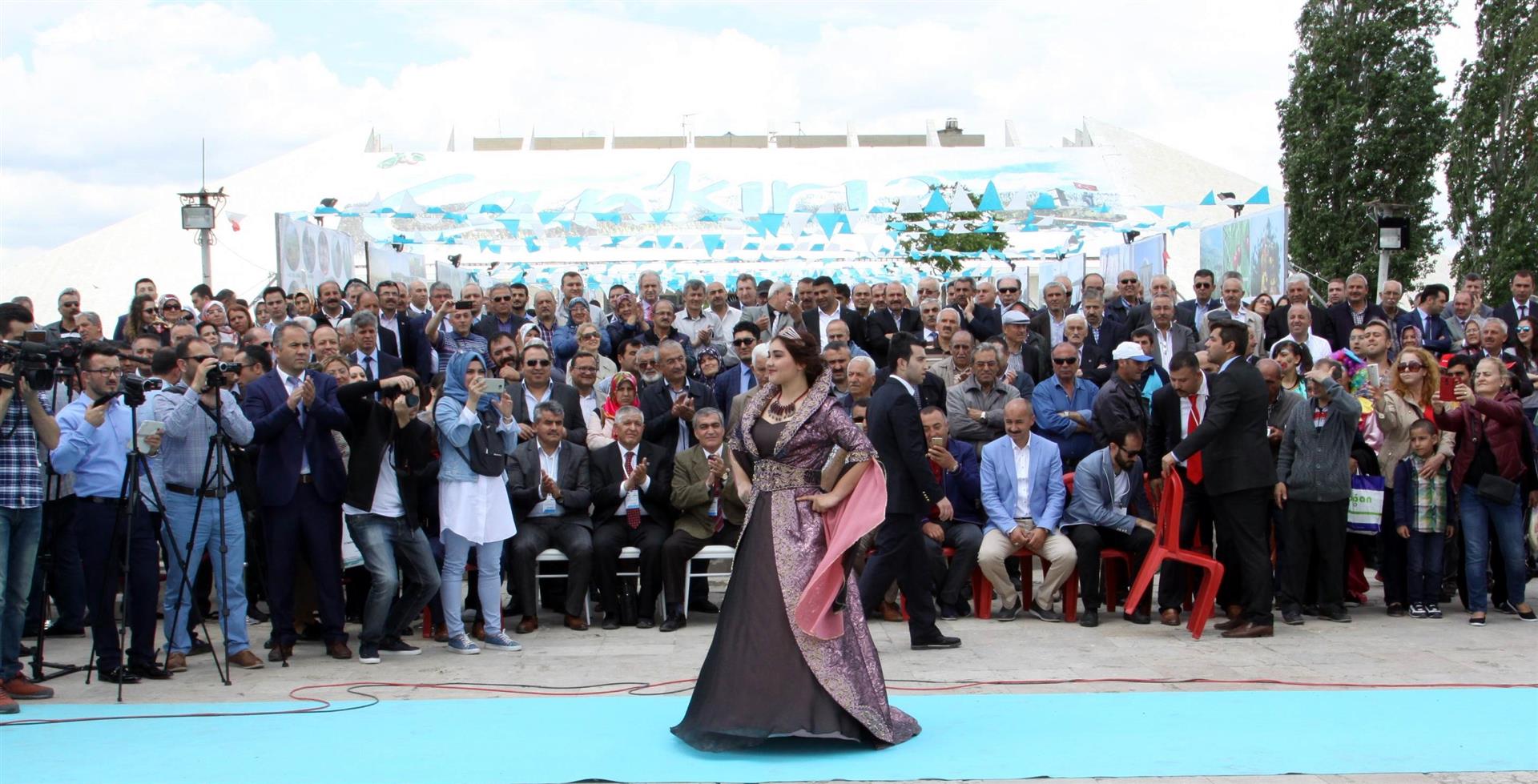II. Tanıtım Günlerinde Geçmişten Günümüze Eski Türk Giysileri Defilesi Büyük Beğeni Kazandı
