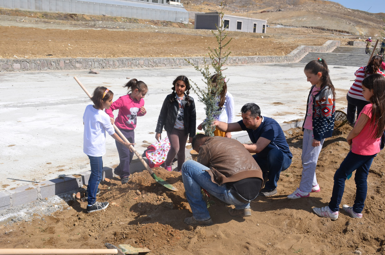 Genç Fidanlardan Uluyazı Kampüsüne 100 Ağaç