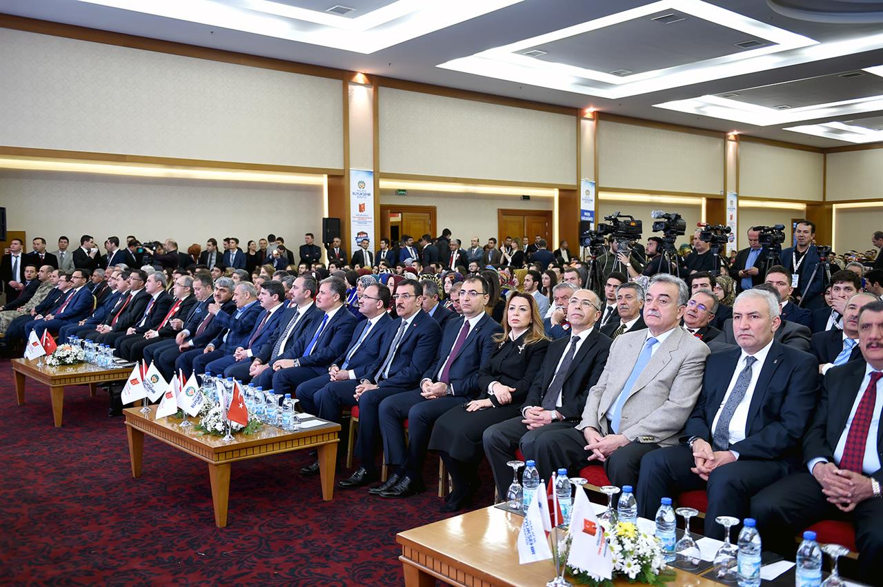 Öğrenci Konseyi Başkanı Yüksel Kol Gençlerin Gözüyle Yeni Cumhurbaşkanlığı ve Anayasadaki Değişiklikler Sempozyumuna Katıldı
