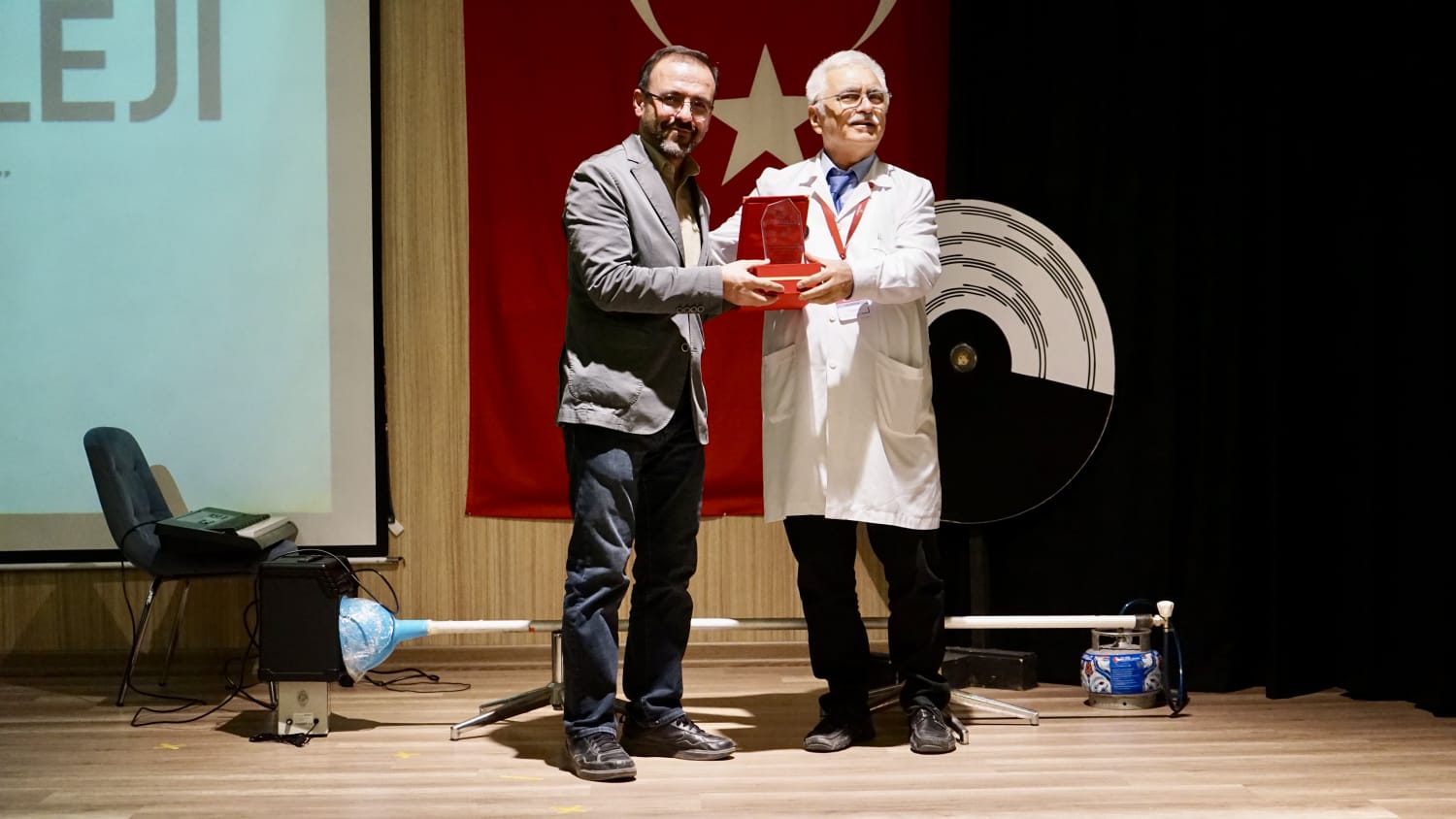 Bölümümüz Öğretim Elemanı Dr. Enis Sert tarafından 2.Liselerarası Fizik Sempozyumunda öğrencilere yönelik sunum gerçekleştirildi