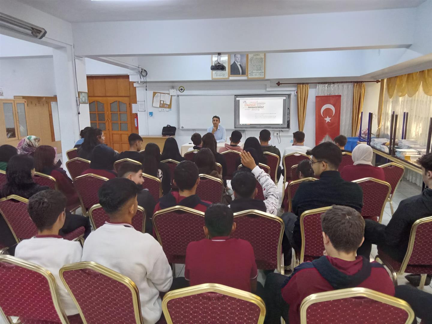 Öğretim Üyemizden lise öğrencilerine yönelik konferanslar