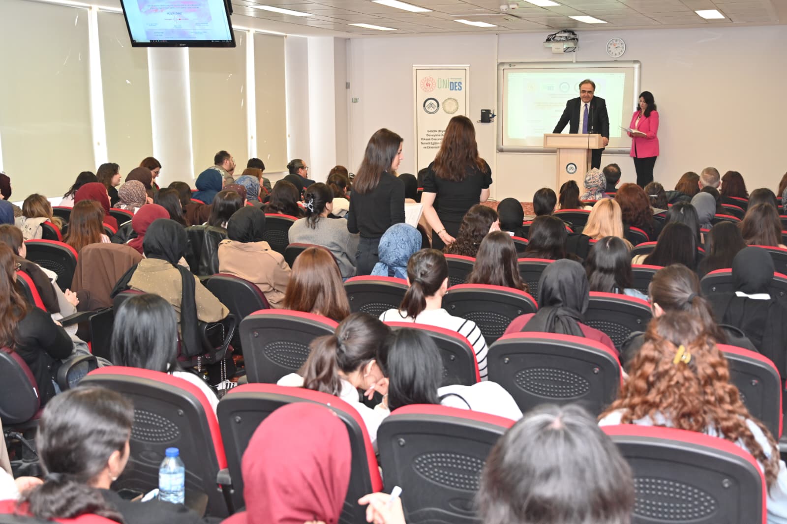 ÜNİDES kapsamında Gerçek Hayata Yakın Açılan Kapı: Yüksek Gerçeklikli Simülasyon Temelli Eğitim ile Preeklampsili ve Eklampsili Gebe Yönetimi etkinliği gerçekleştirildi.