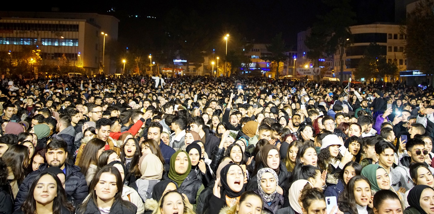 15. Kuruluş Yıl Dönümü Etkinliklerinde 15 Bin ÇAKÜ` lü Rafet El Roman Konserinde