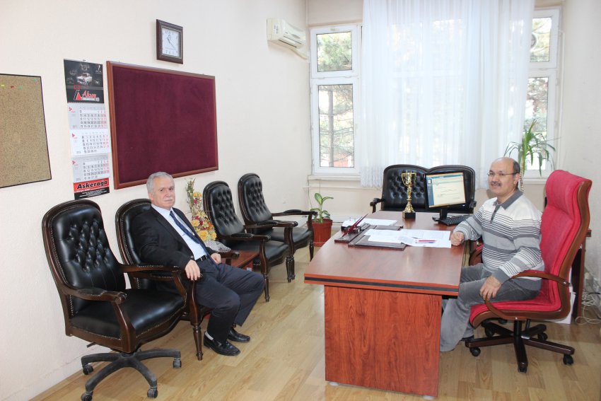 Yüksekokul Müdürü Yrd. Doç. Dr. Nurettin GÖKŞENLİ Müdür Yardımcılığı Görevine Getirilen Öğr. Gör. Mehmet TÜMAY`ı Makamında Ziyaret Etti.