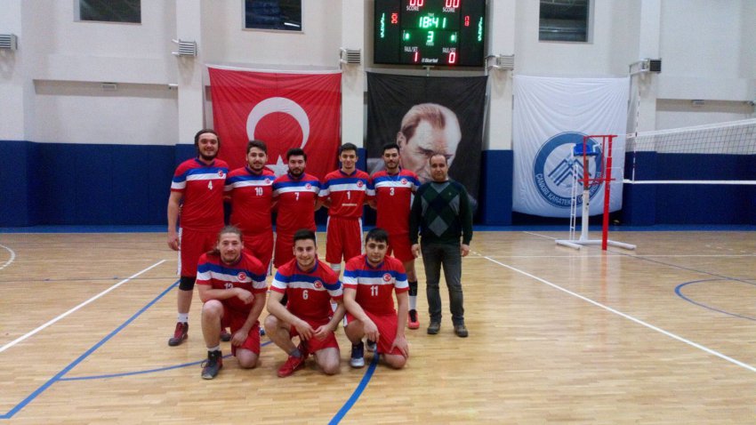 Üniversitemiz 11. Spor Oyunlarında Erkek Voleybol Takımımız Yenilgisiz Şampiyon oldu.