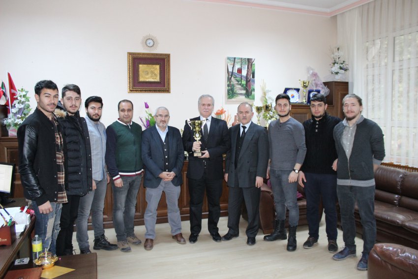Şampiyon Erkek Voleybol Takımımız Meslek Yüksekokulumuz Yöneticileri ile Yemekte Biraraya Geldiler.